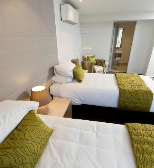 高级工作室, 2 On Whiteleigh And 239 On Lincoln Motel