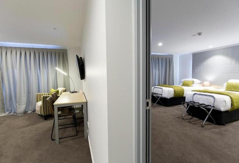 高级工作室, 2 On Whiteleigh And 239 On Lincoln Motel