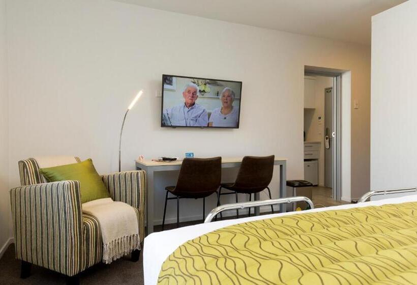 高级工作室, 2 On Whiteleigh And 239 On Lincoln Motel