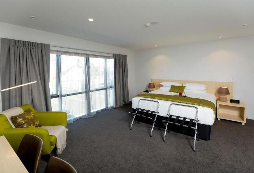 高级工作室, 2 On Whiteleigh And 239 On Lincoln Motel