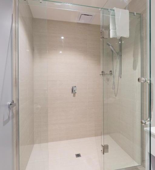 标准工作室, 2 On Whiteleigh And 239 On Lincoln Motel