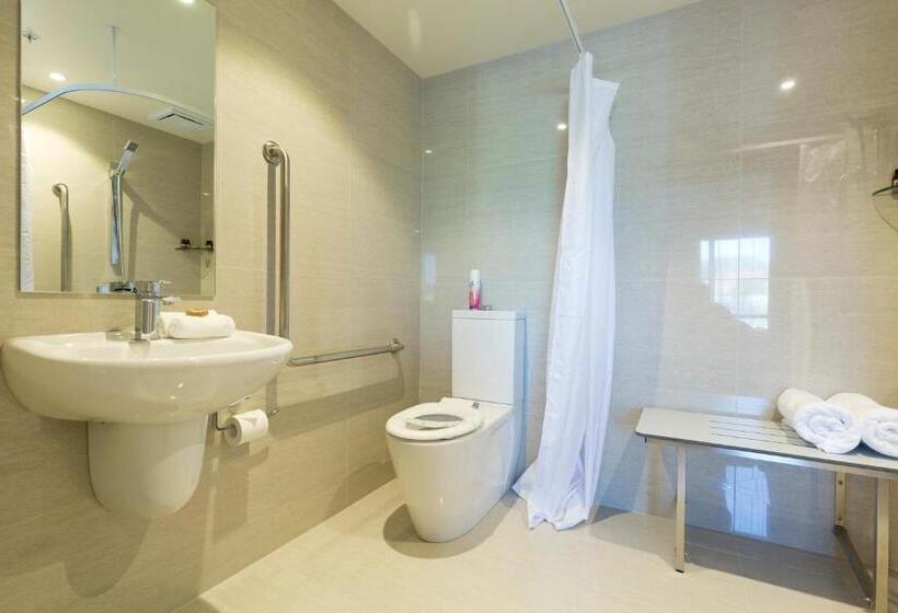 标准工作室, 2 On Whiteleigh And 239 On Lincoln Motel