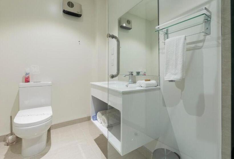 标准工作室, 2 On Whiteleigh And 239 On Lincoln Motel