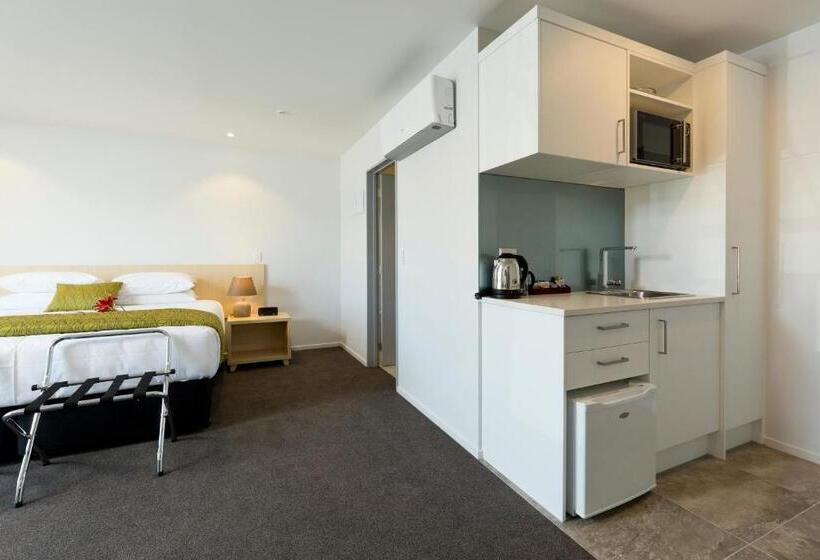 标准工作室, 2 On Whiteleigh And 239 On Lincoln Motel