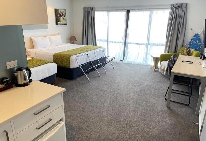 家庭工作室, 2 On Whiteleigh And 239 On Lincoln Motel