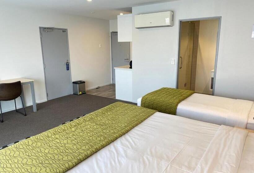 家庭工作室, 2 On Whiteleigh And 239 On Lincoln Motel