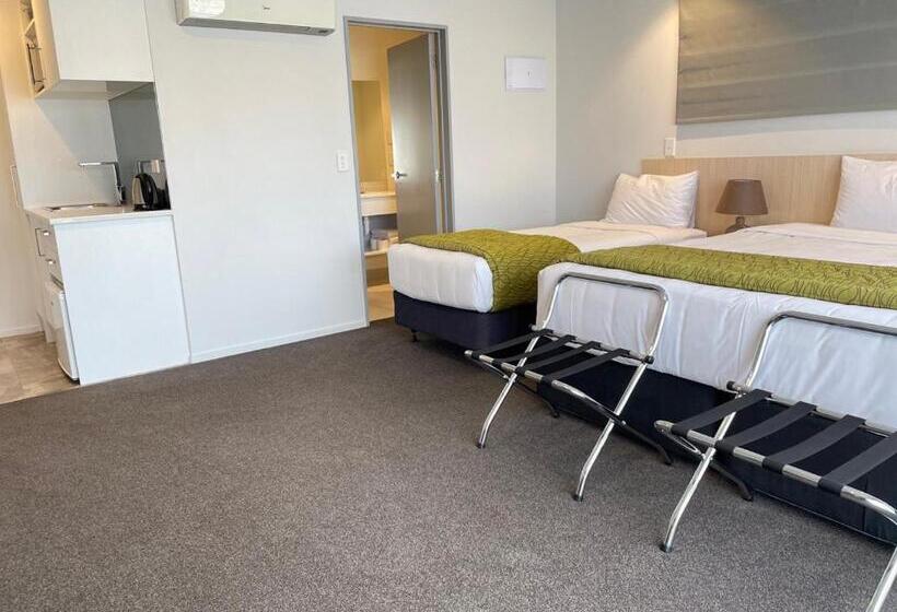 家庭工作室, 2 On Whiteleigh And 239 On Lincoln Motel