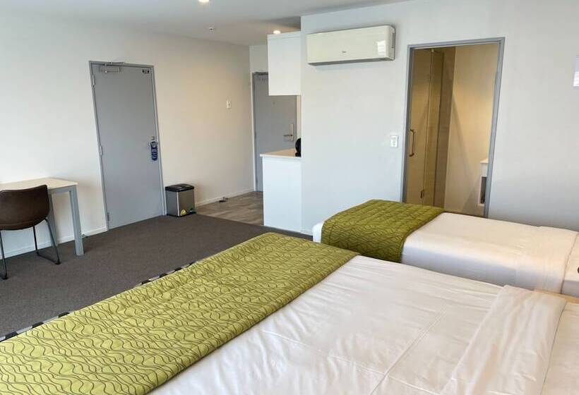 家庭工作室, 2 On Whiteleigh And 239 On Lincoln Motel