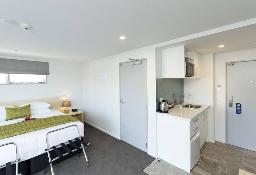 高级工作室, 2 On Whiteleigh And 239 On Lincoln Motel