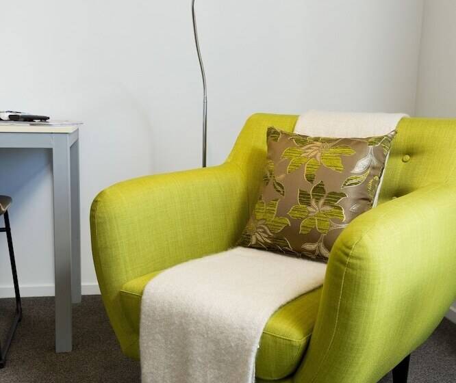 高级工作室, 2 On Whiteleigh And 239 On Lincoln Motel