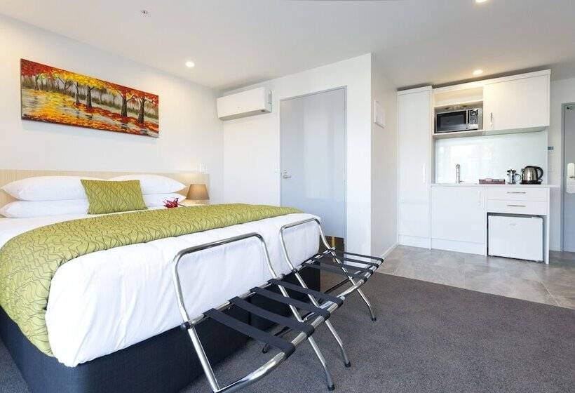 高级工作室, 2 On Whiteleigh And 239 On Lincoln Motel