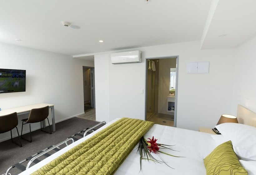 高级工作室, 2 On Whiteleigh And 239 On Lincoln Motel