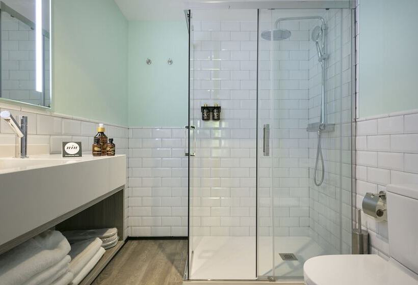 اتاق استاندارد سه نفره, Niu Barcelona