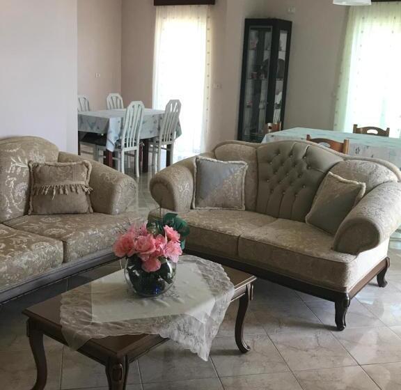 חדר משפחתי, Vila Kafe