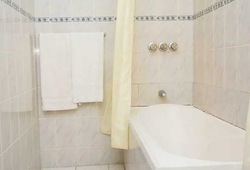 اتاق استاندارد یک نفره, Windjammer International Cuisine & Comfort Inn