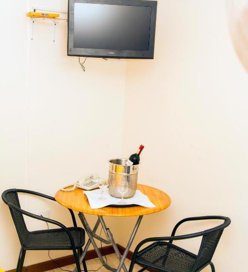 اتاق استاندارد یک نفره, Windjammer International Cuisine & Comfort Inn