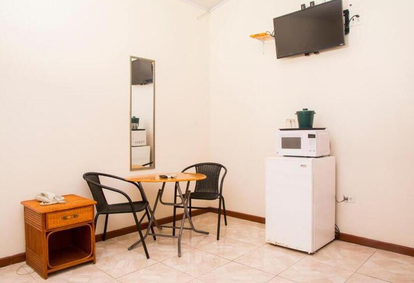 اتاق لوکس, Windjammer International Cuisine & Comfort Inn