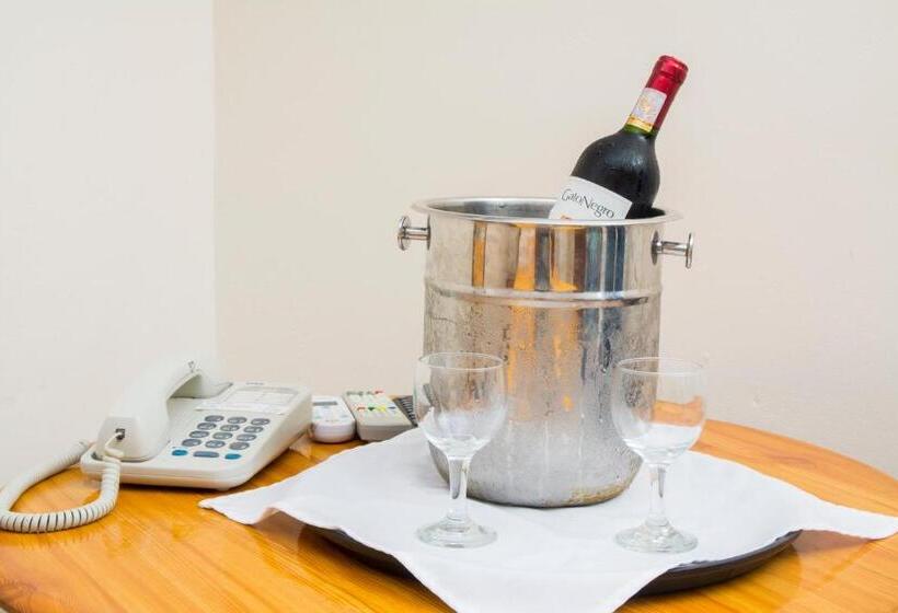 اتاق لوکس, Windjammer International Cuisine & Comfort Inn