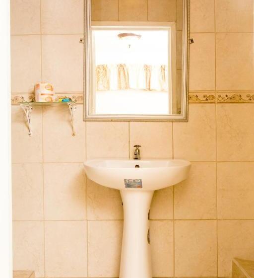 اتاق لوکس, Windjammer International Cuisine & Comfort Inn