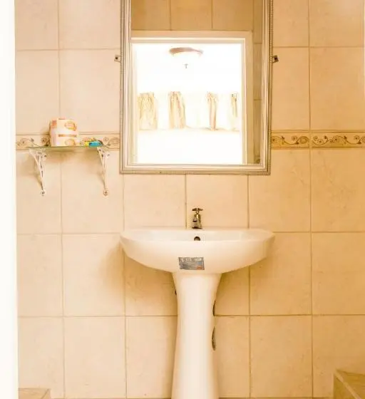 اتاق لوکس, Windjammer International Cuisine & Comfort Inn