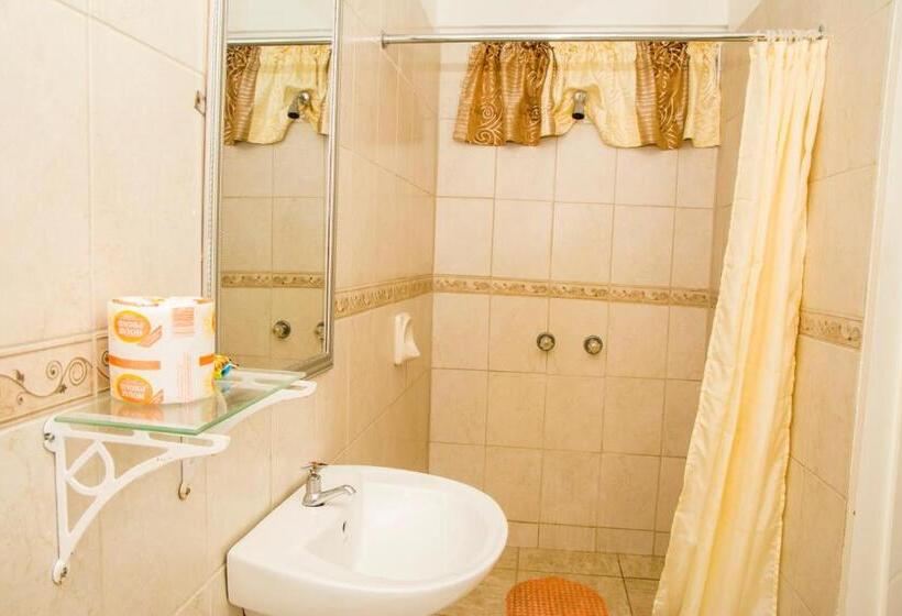 اتاق لوکس, Windjammer International Cuisine & Comfort Inn