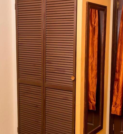 اتاق استاندارد چهارنفره با بالکن, Windjammer International Cuisine & Comfort Inn