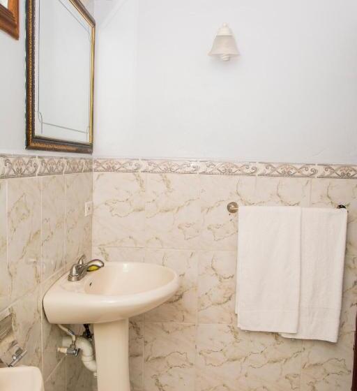 اتاق استاندارد چهارنفره با بالکن, Windjammer International Cuisine & Comfort Inn