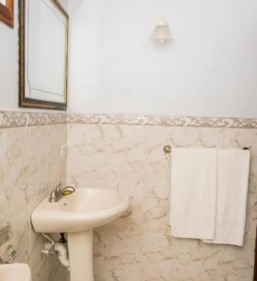 اتاق استاندارد چهارنفره با بالکن, Windjammer International Cuisine & Comfort Inn