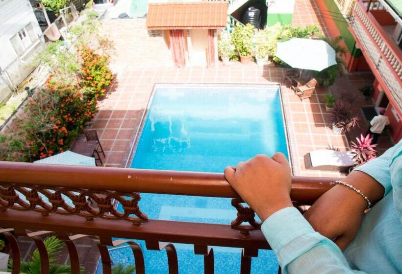 اتاق استاندارد چهارنفره با بالکن, Windjammer International Cuisine & Comfort Inn