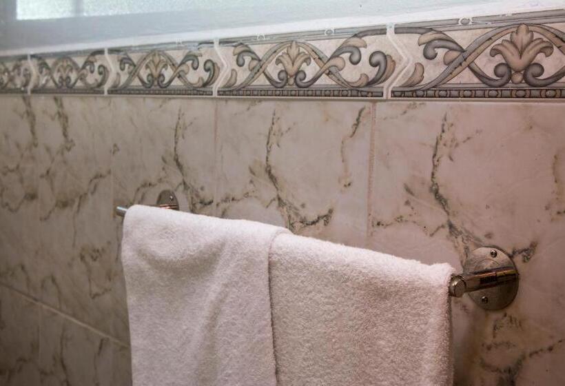 اتاق استاندارد چهارنفره با بالکن, Windjammer International Cuisine & Comfort Inn