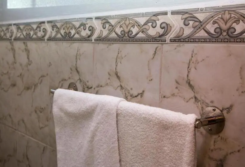 اتاق استاندارد چهارنفره با بالکن, Windjammer International Cuisine & Comfort Inn