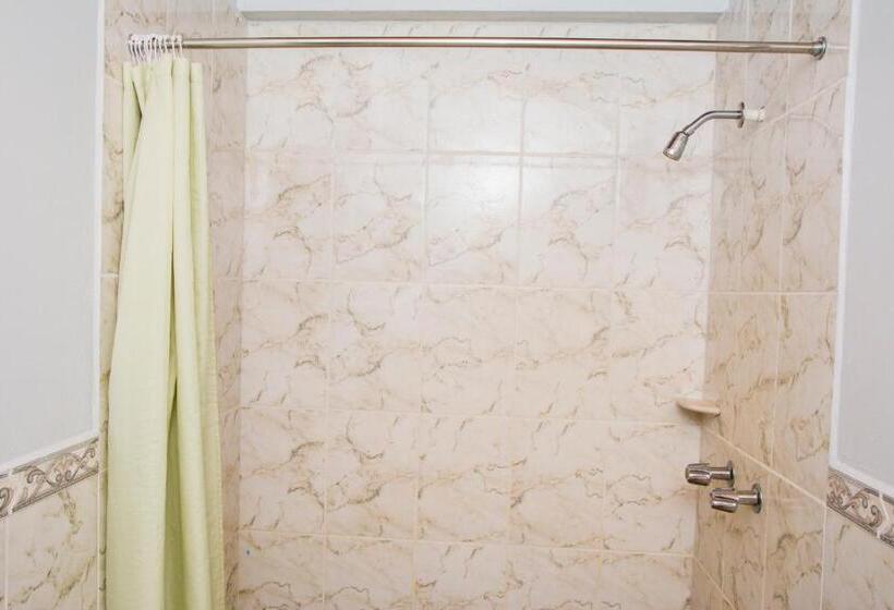 اتاق استاندارد چهارنفره با بالکن, Windjammer International Cuisine & Comfort Inn