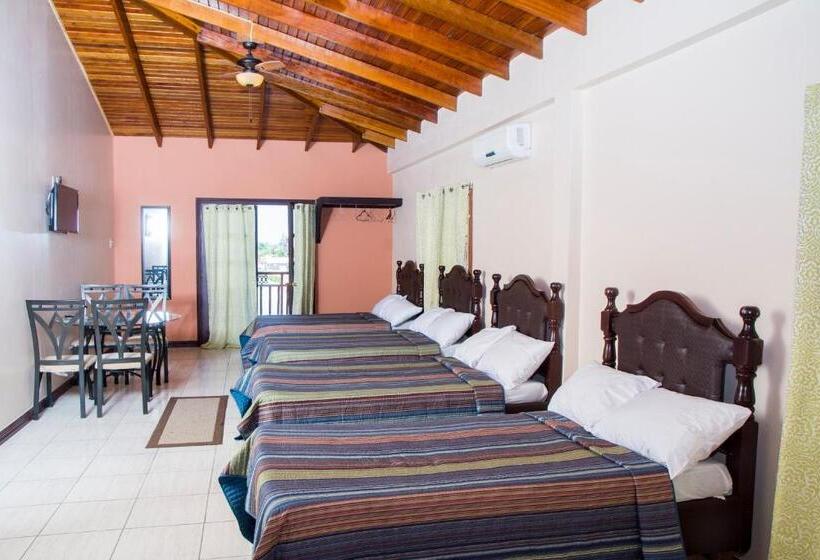 اتاق استاندارد چهارنفره با بالکن, Windjammer International Cuisine & Comfort Inn