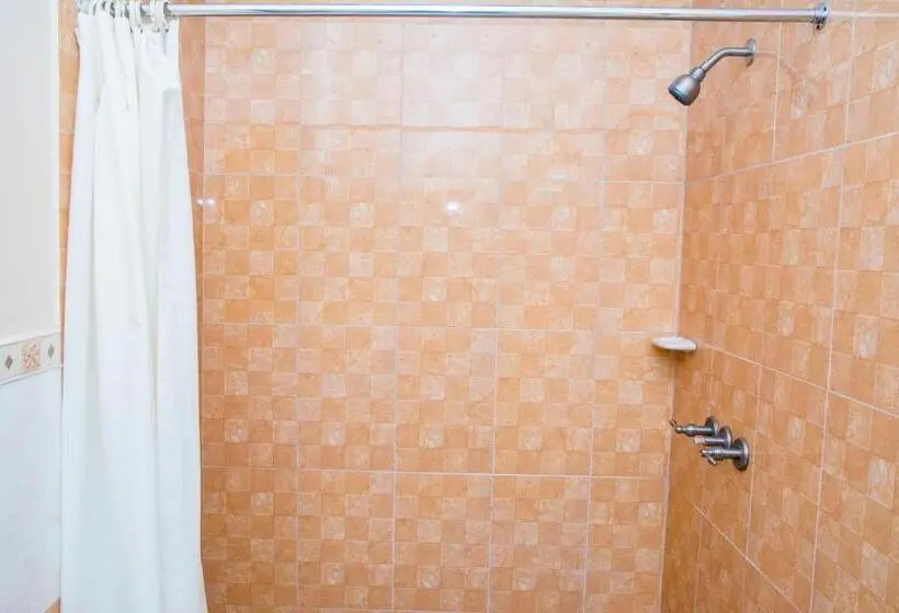 اتاق اکونومی, Windjammer International Cuisine & Comfort Inn