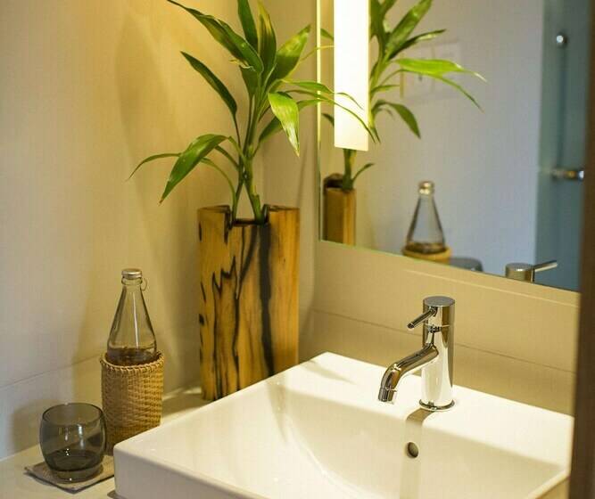 غرفة ديلوكس مطلة على حمام السباحة, Avani+ Luang Prabang