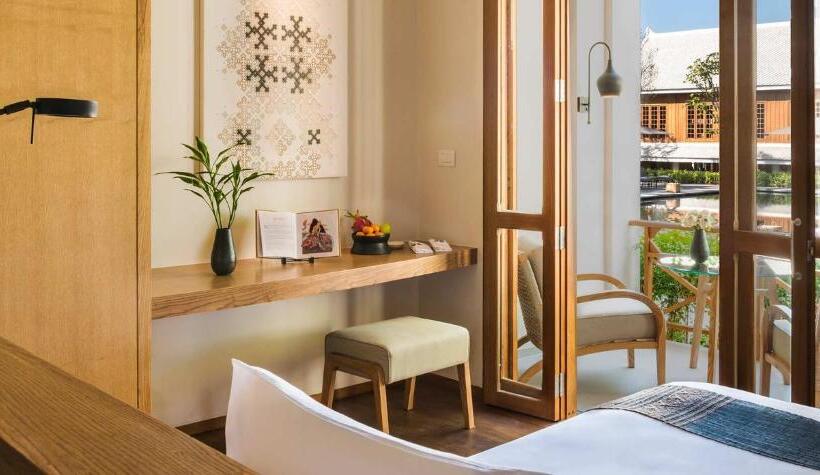 غرفة ديلوكس مطلة على حمام السباحة, Avani+ Luang Prabang