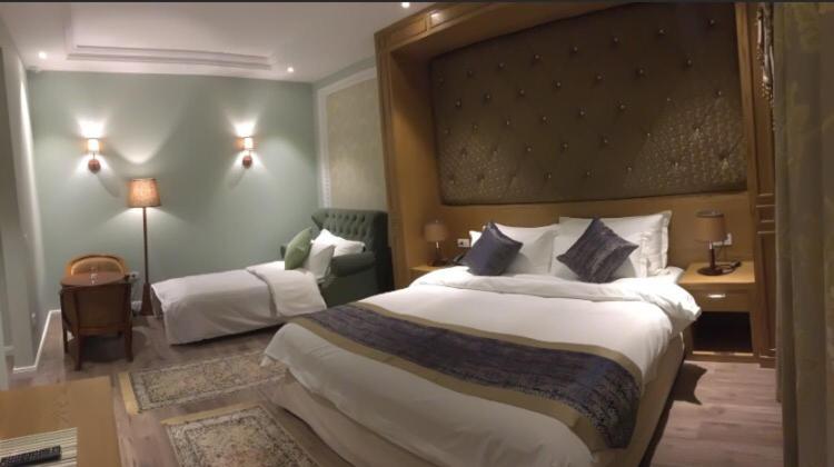 اتاق لوکس, Britania