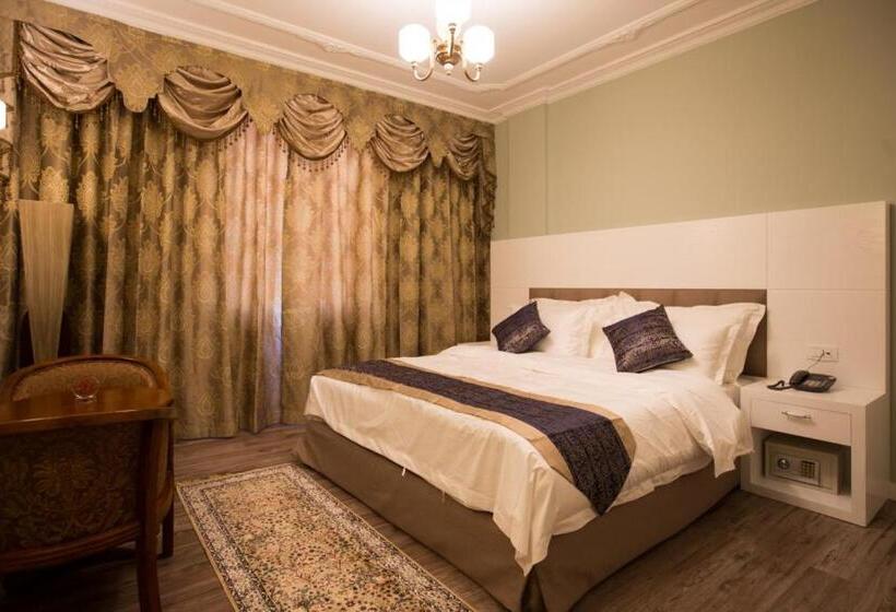 اتاق لوکس, Britania