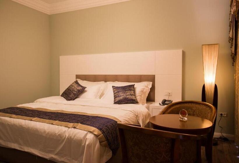 اتاق لوکس, Britania