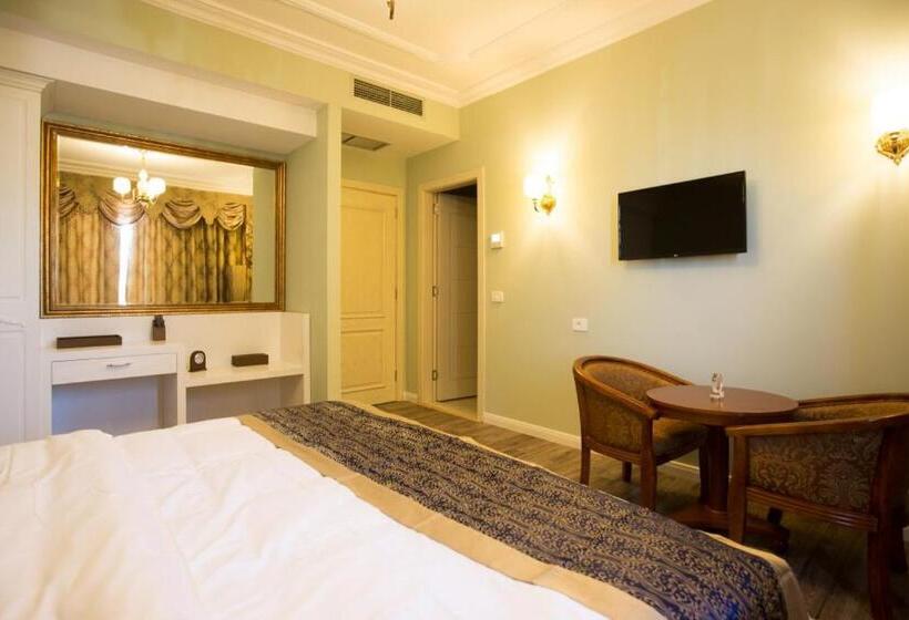 اتاق لوکس, Britania