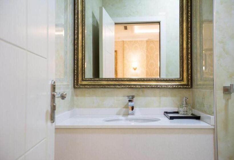 سوییت لوکس, Britania