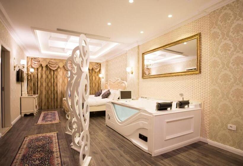 سوییت لوکس, Britania