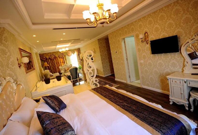 سوییت لوکس, Britania