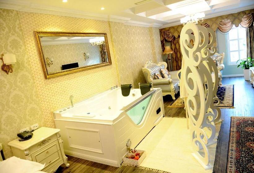 سوییت لوکس, Britania