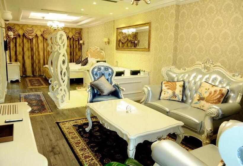 سوییت لوکس, Britania