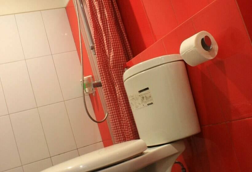 共用房间的床, Buton Backpacker Lodge