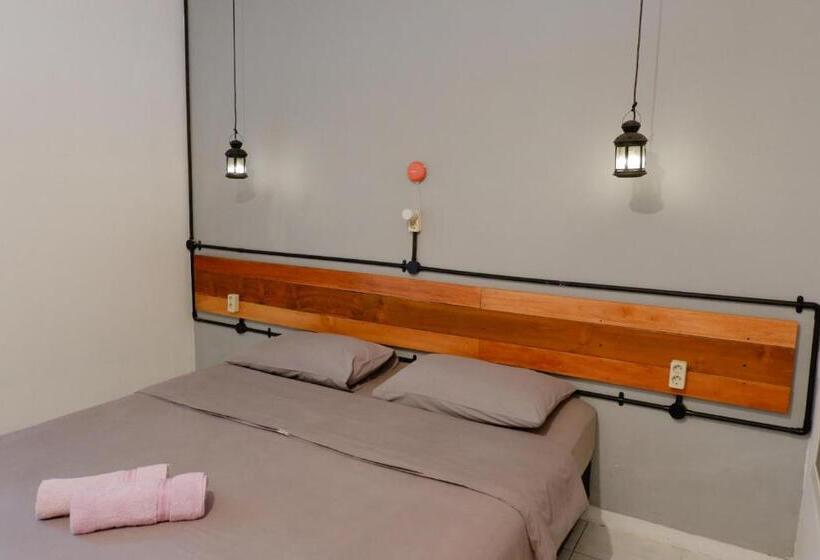 带共用浴室的标准房间, Buton Backpacker Lodge