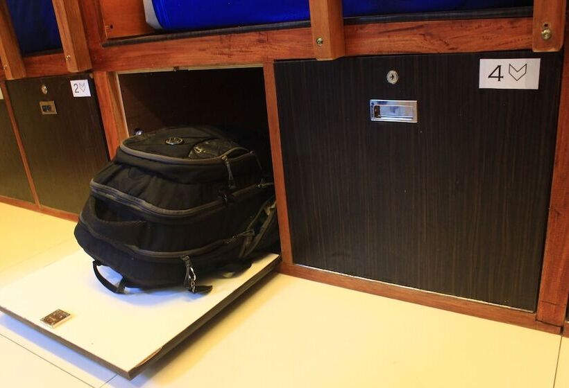 共用房间的床, Buton Backpacker Lodge