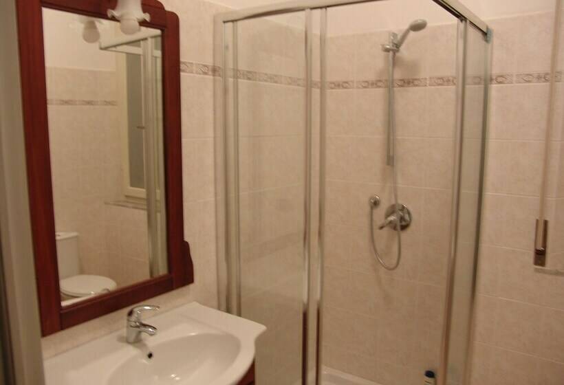 اتاق استاندارد سه نفره, Holiday Pisa Gare