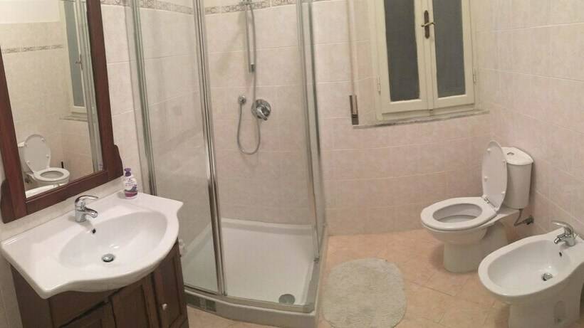 اتاق خانوادگی, Holiday Pisa Gare